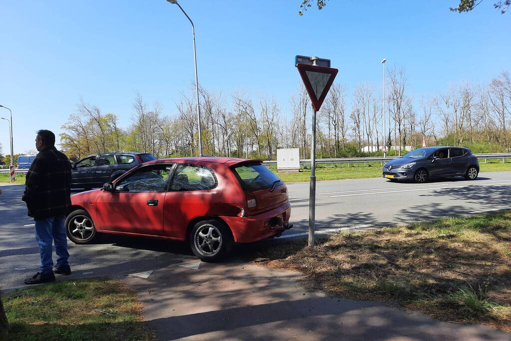 Twee personenwagens betrokken bij botsing op kruising