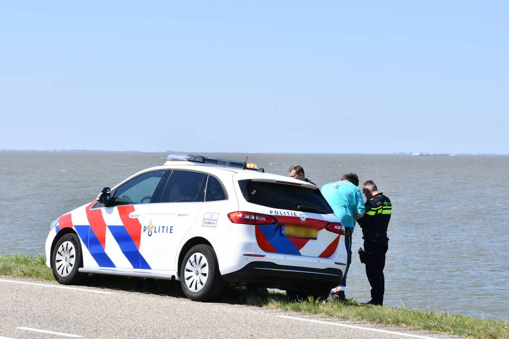 Brandweer haalt persoon uit het Markermeer