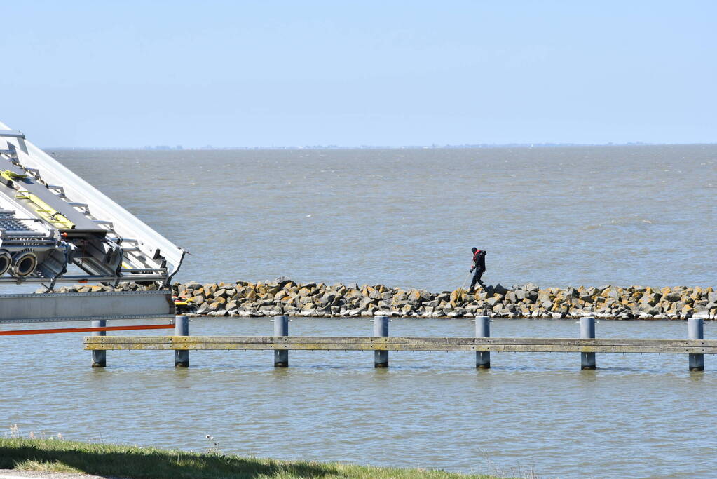 Brandweer haalt persoon uit het Markermeer