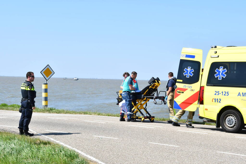 Brandweer haalt persoon uit het Markermeer