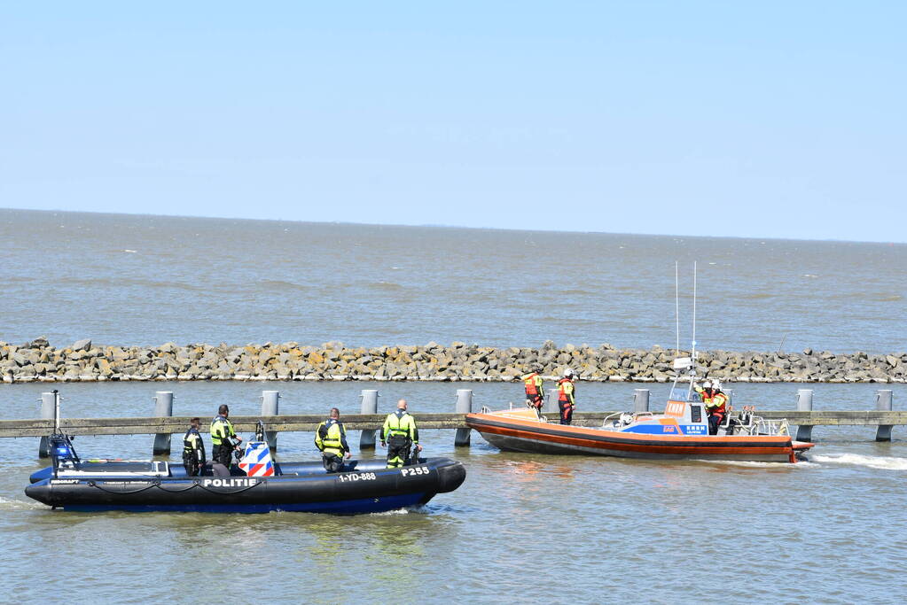 Brandweer haalt persoon uit het Markermeer