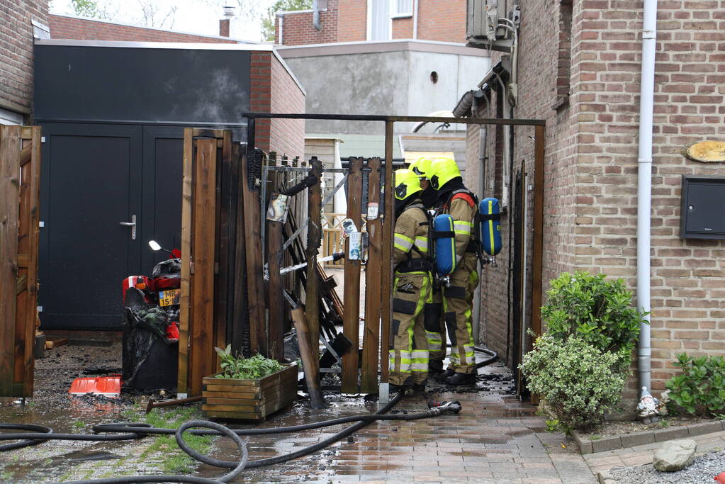 Brand slaat van kliko over op schutting