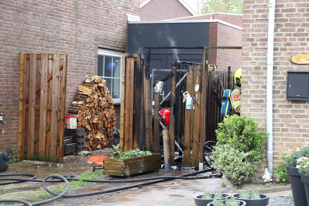 Brand slaat van kliko over op schutting