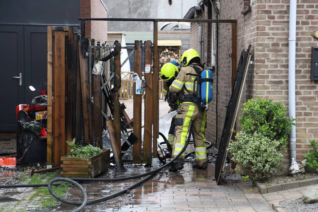 Brand slaat van kliko over op schutting