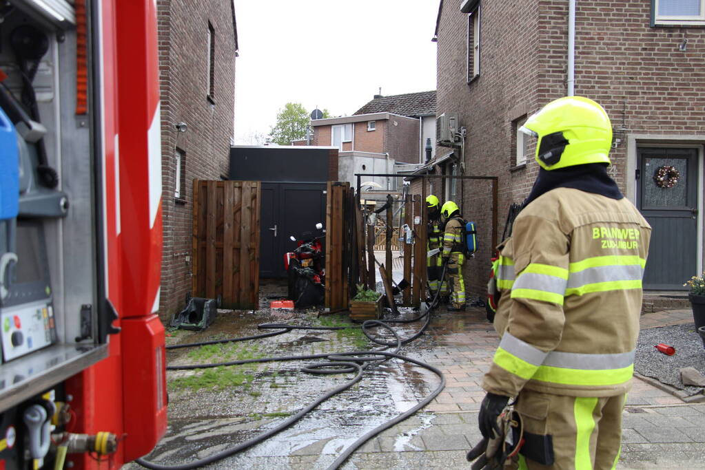 Brand slaat van kliko over op schutting