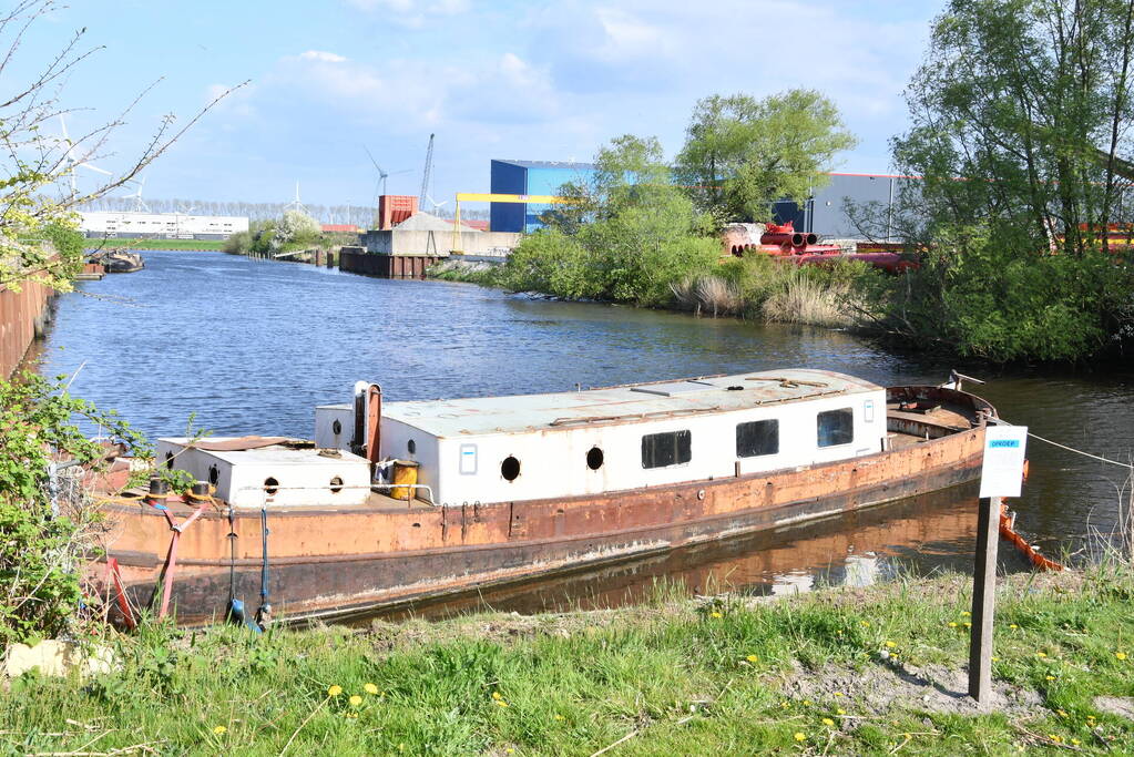 Dertig volle blauwe vaten aangetroffen op illegaal aangemeerd schip