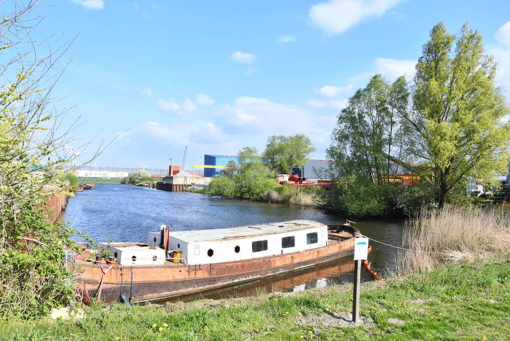 Dertig volle blauwe vaten aangetroffen op illegaal aangemeerd schip