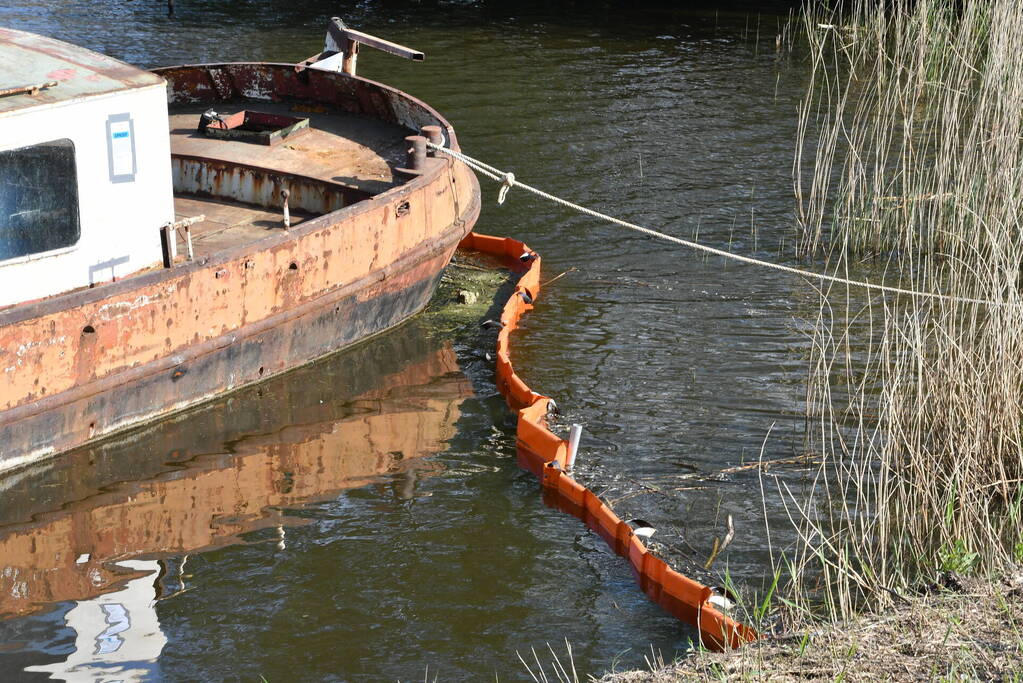 Dertig volle blauwe vaten aangetroffen op illegaal aangemeerd schip