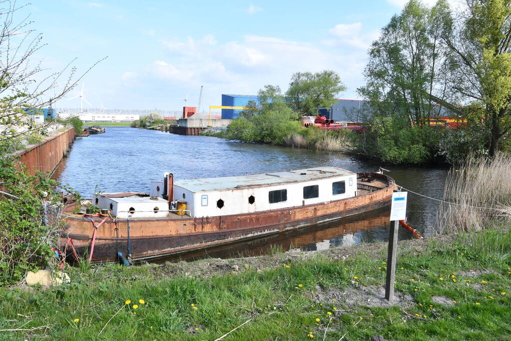Dertig volle blauwe vaten aangetroffen op illegaal aangemeerd schip