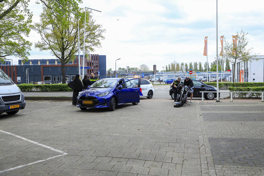 Motorrijder gaat onderuit bij schrikreactie van auto