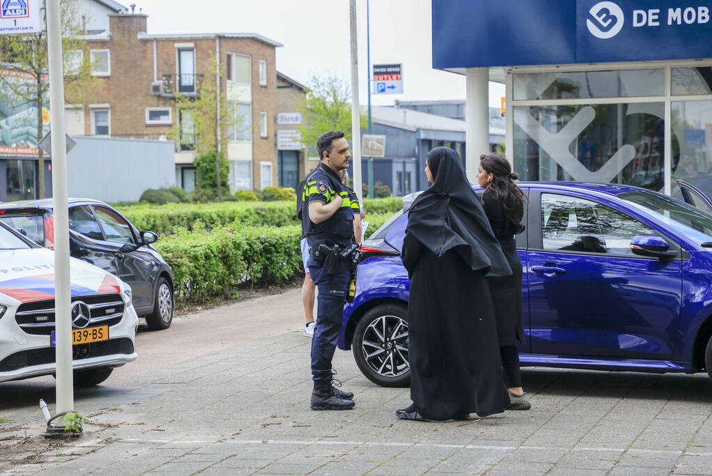 Motorrijder gaat onderuit bij schrikreactie van auto