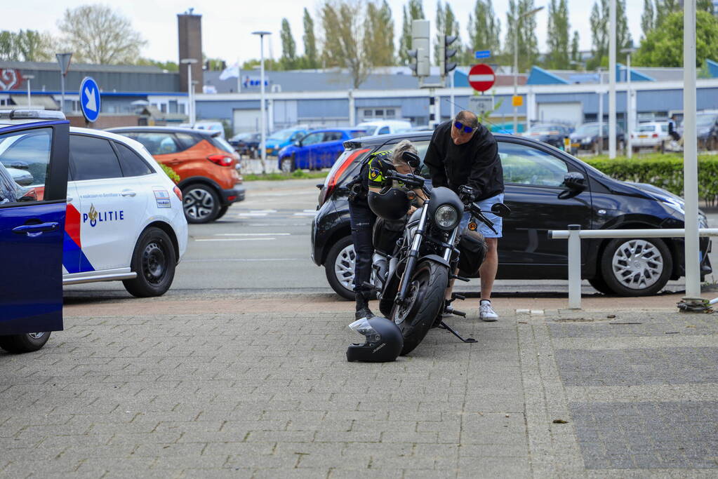 Motorrijder gaat onderuit bij schrikreactie van auto