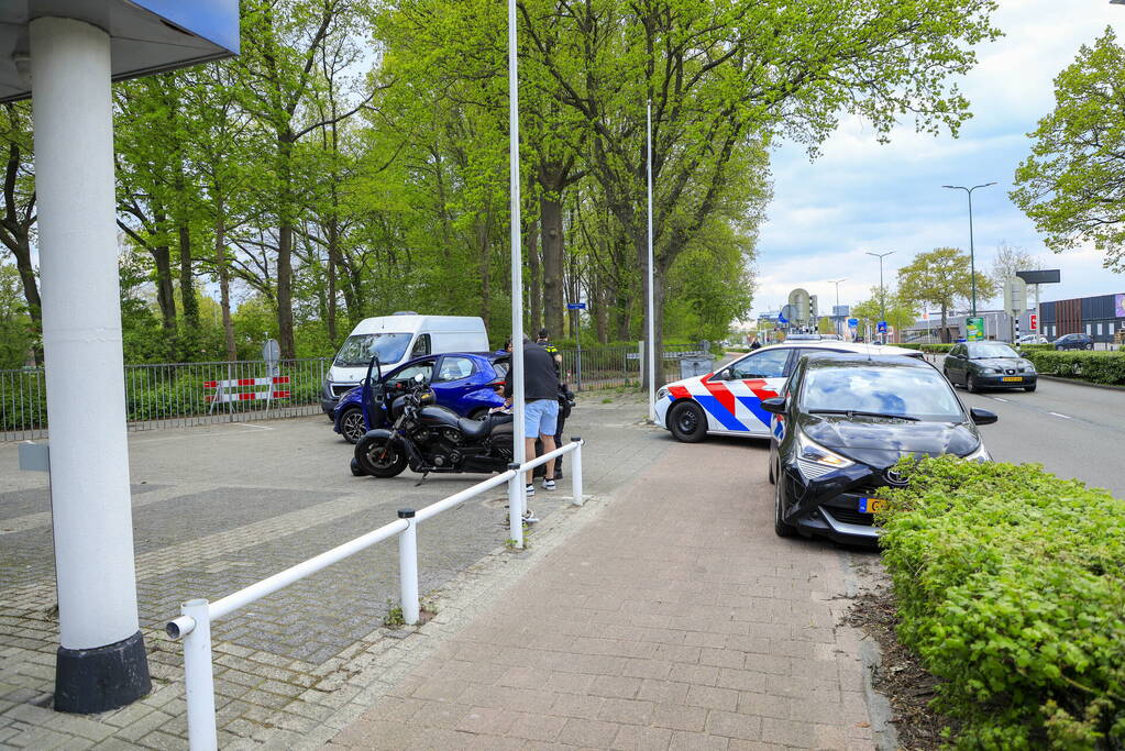 Motorrijder gaat onderuit bij schrikreactie van auto