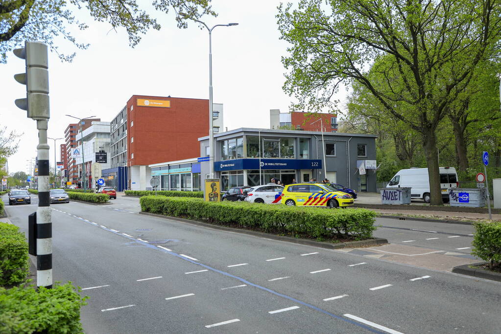 Motorrijder gaat onderuit bij schrikreactie van auto