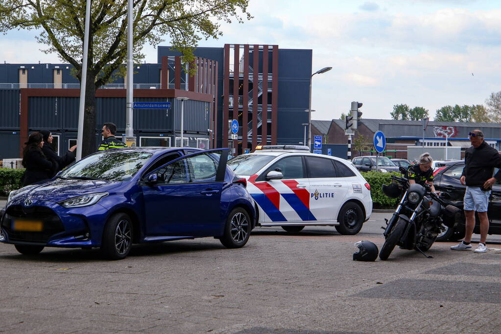 Motorrijder gaat onderuit bij schrikreactie van auto