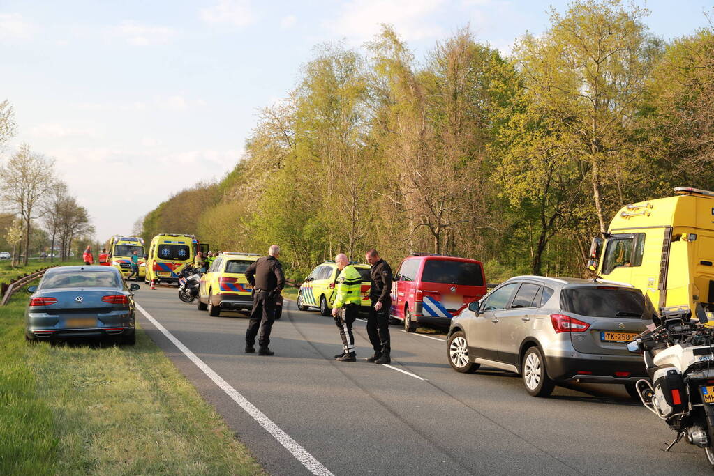 Auto raakt van de weg en slaat over de kop