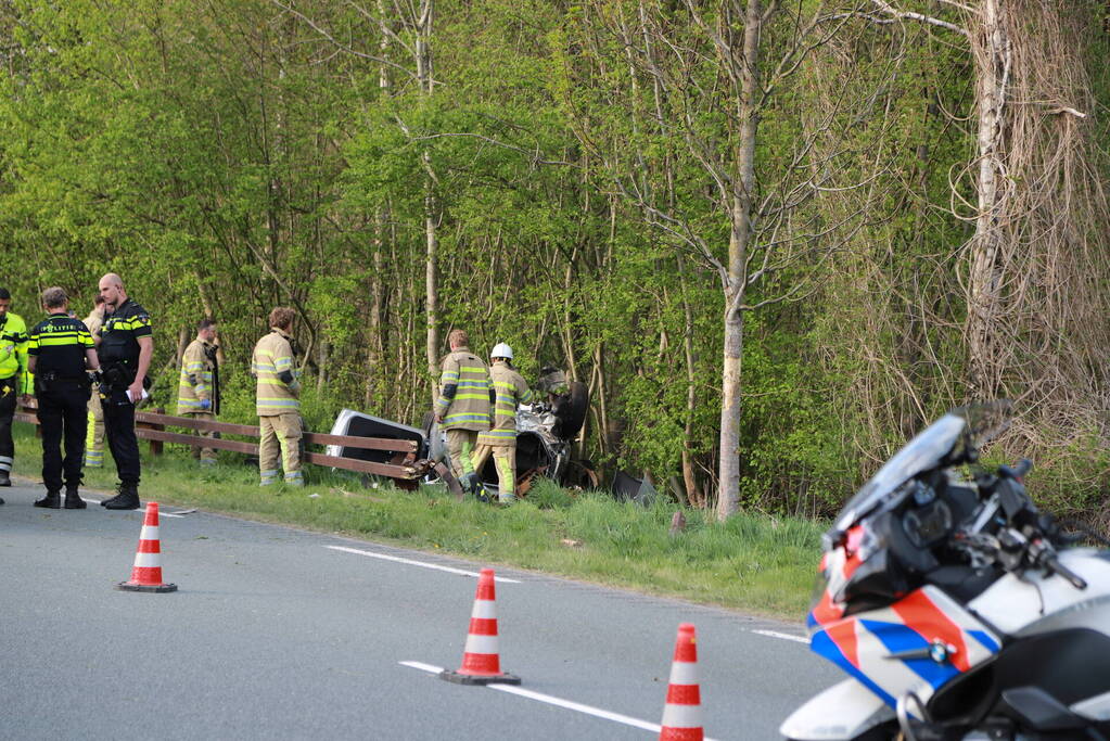 Auto raakt van de weg en slaat over de kop