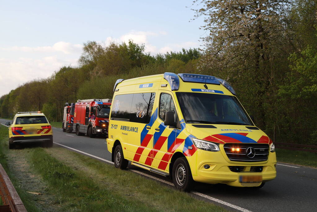 Auto raakt van de weg en slaat over de kop