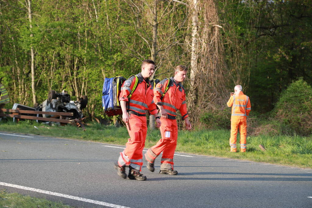 Auto raakt van de weg en slaat over de kop