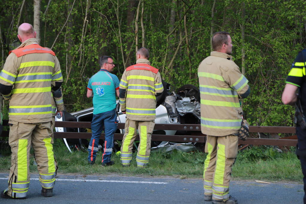 Auto raakt van de weg en slaat over de kop