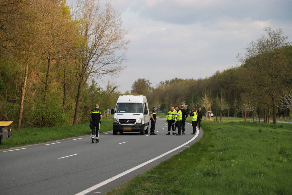 Auto raakt van de weg en slaat over de kop
