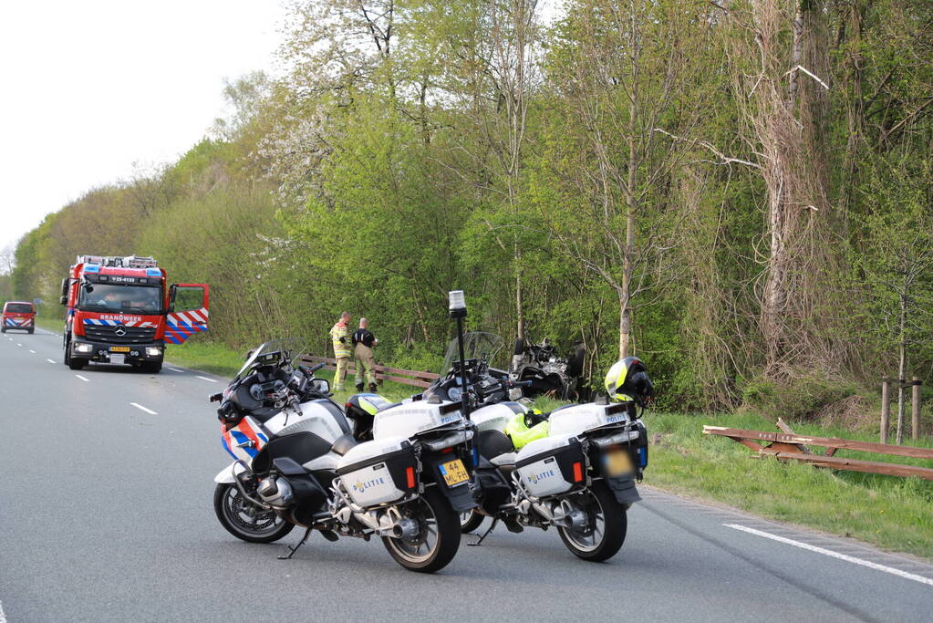 Auto raakt van de weg en slaat over de kop