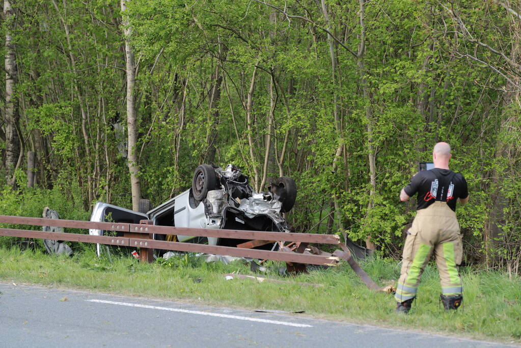 Auto raakt van de weg en slaat over de kop