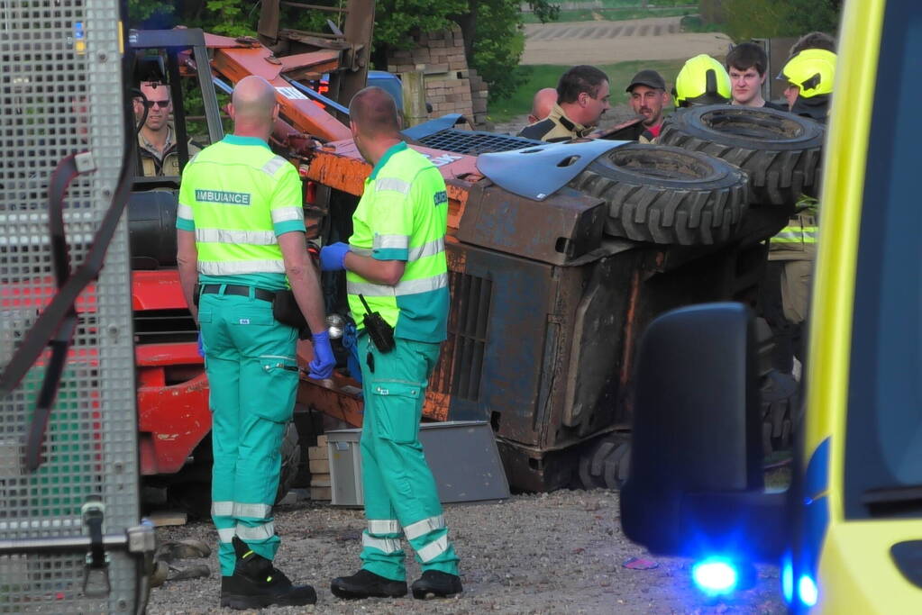 Persoon komt onder schranklader