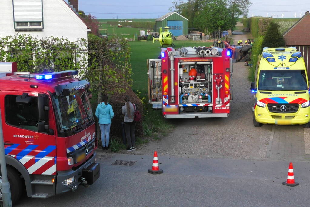 Persoon komt onder schranklader