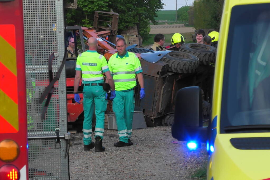 Persoon komt onder schranklader