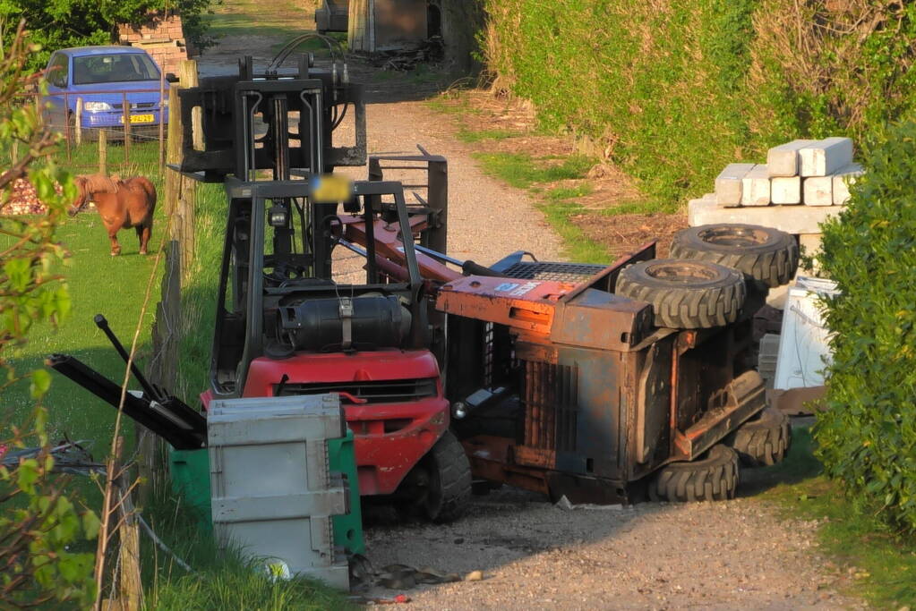 Persoon komt onder schranklader