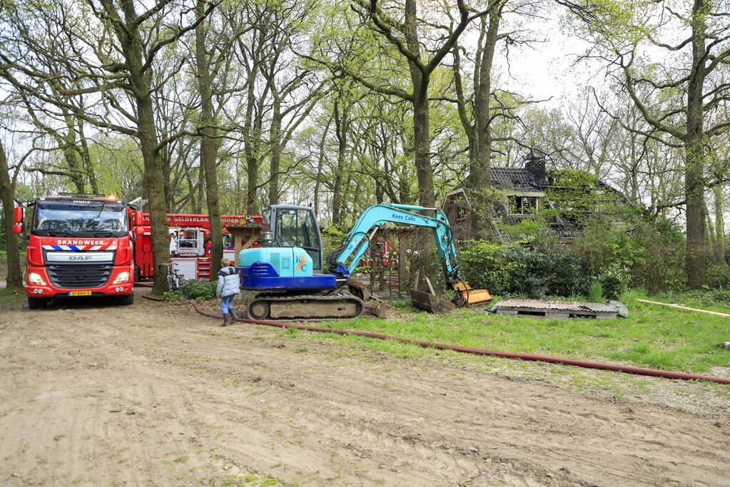 Vlammen slaan uit dak van vrijstaande woning