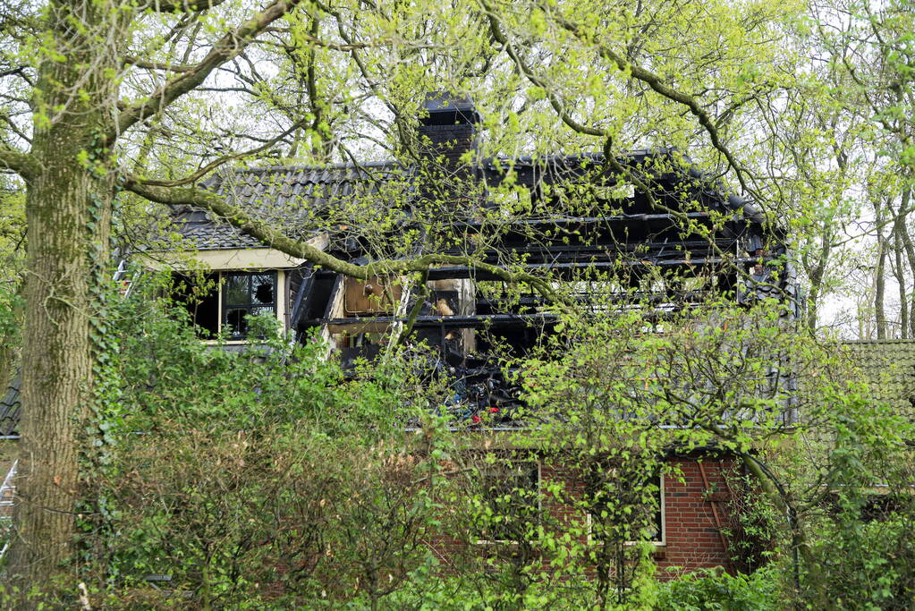 Vlammen slaan uit dak van vrijstaande woning
