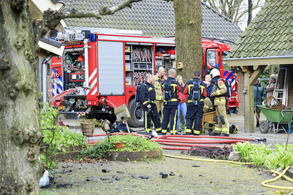 Vlammen slaan uit dak van vrijstaande woning