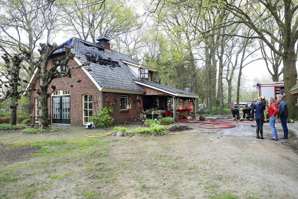 Vlammen slaan uit dak van vrijstaande woning