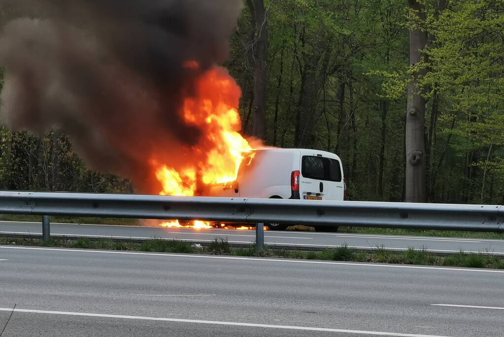 Bestelbus gaat in vlammen op