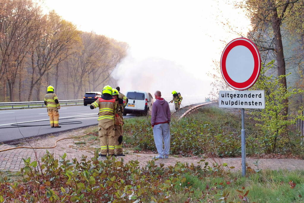 Bestelbus gaat in vlammen op
