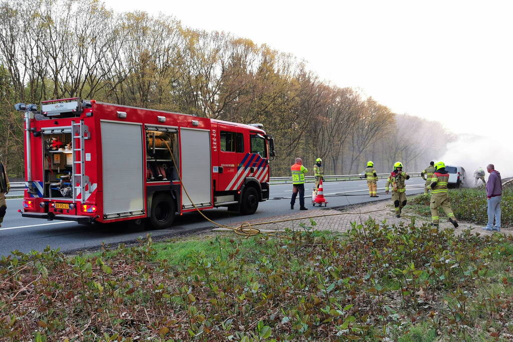 Bestelbus gaat in vlammen op