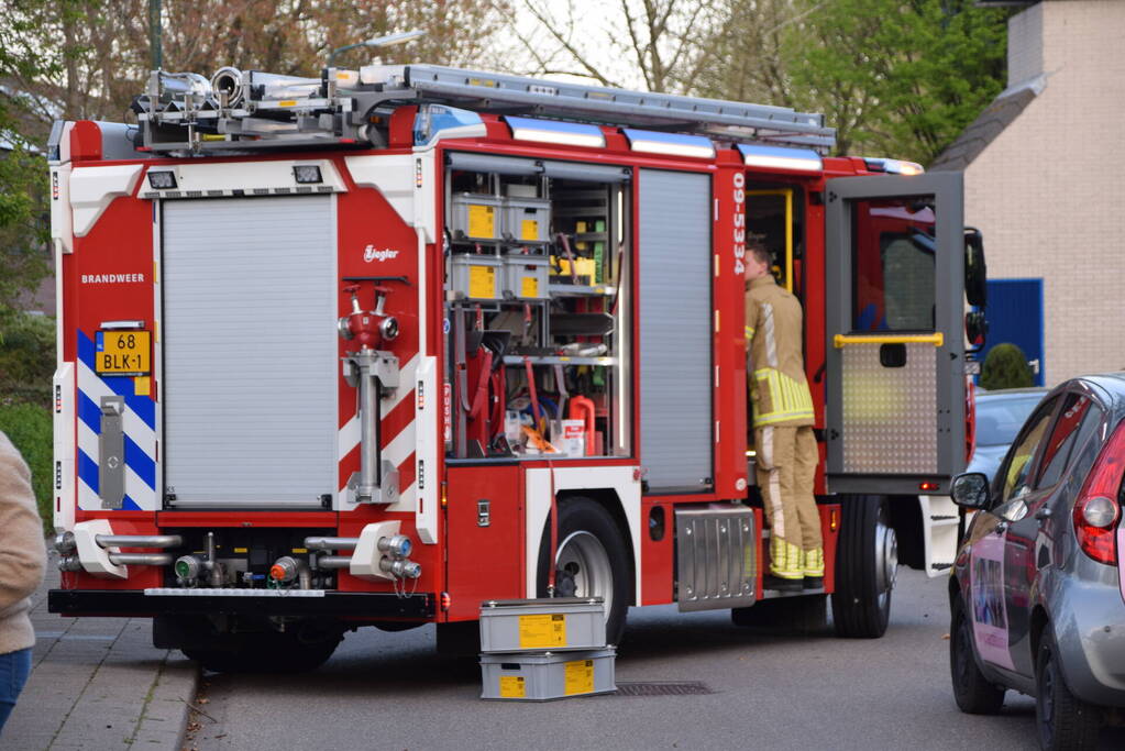Gevaarlijk hangende tak uit boom gehaald