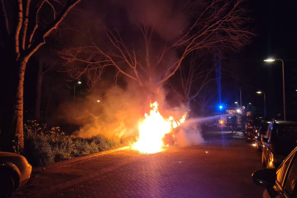 Geparkeerd auto verwoest vanwege brand