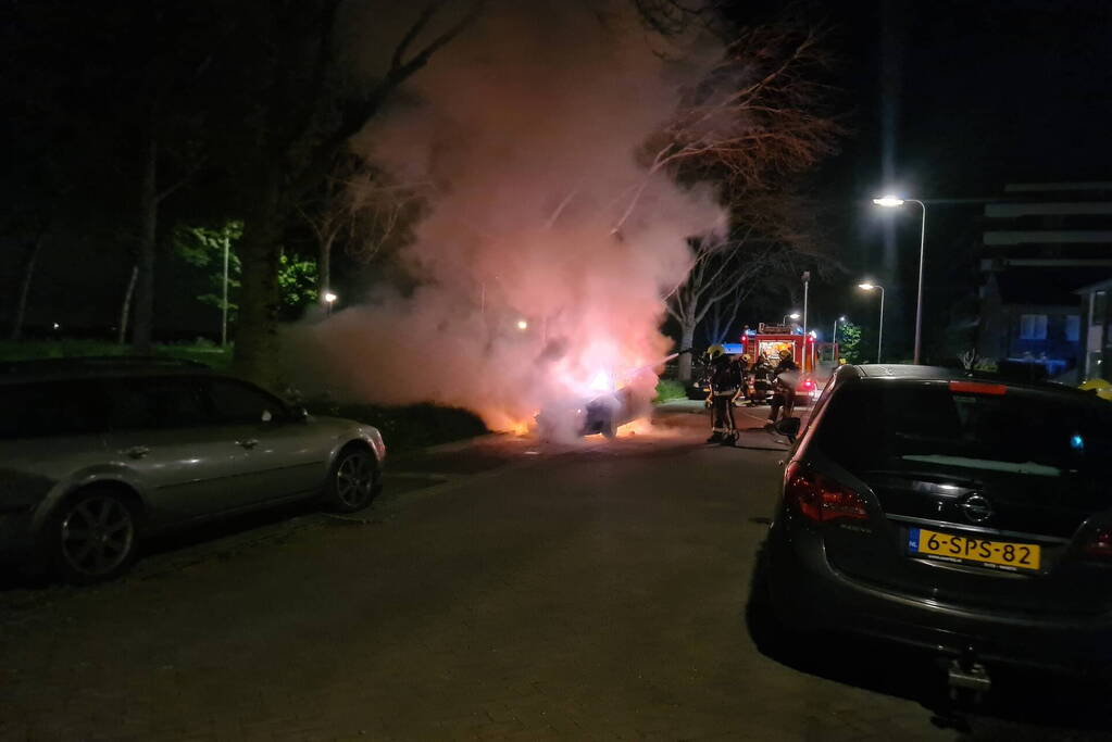Geparkeerd auto verwoest vanwege brand