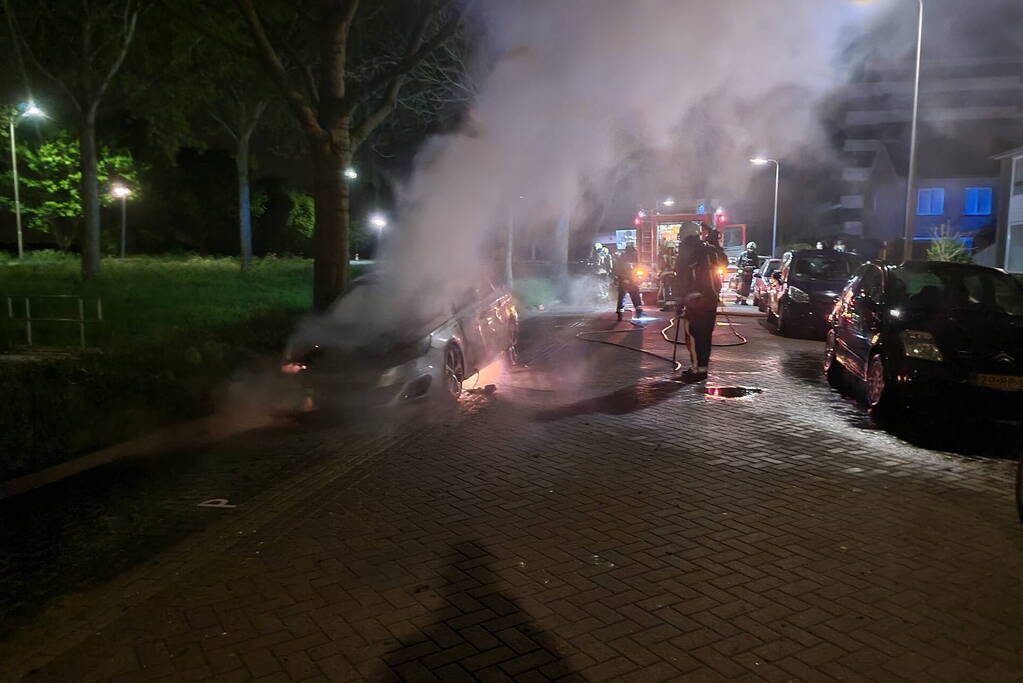 Geparkeerd auto verwoest vanwege brand