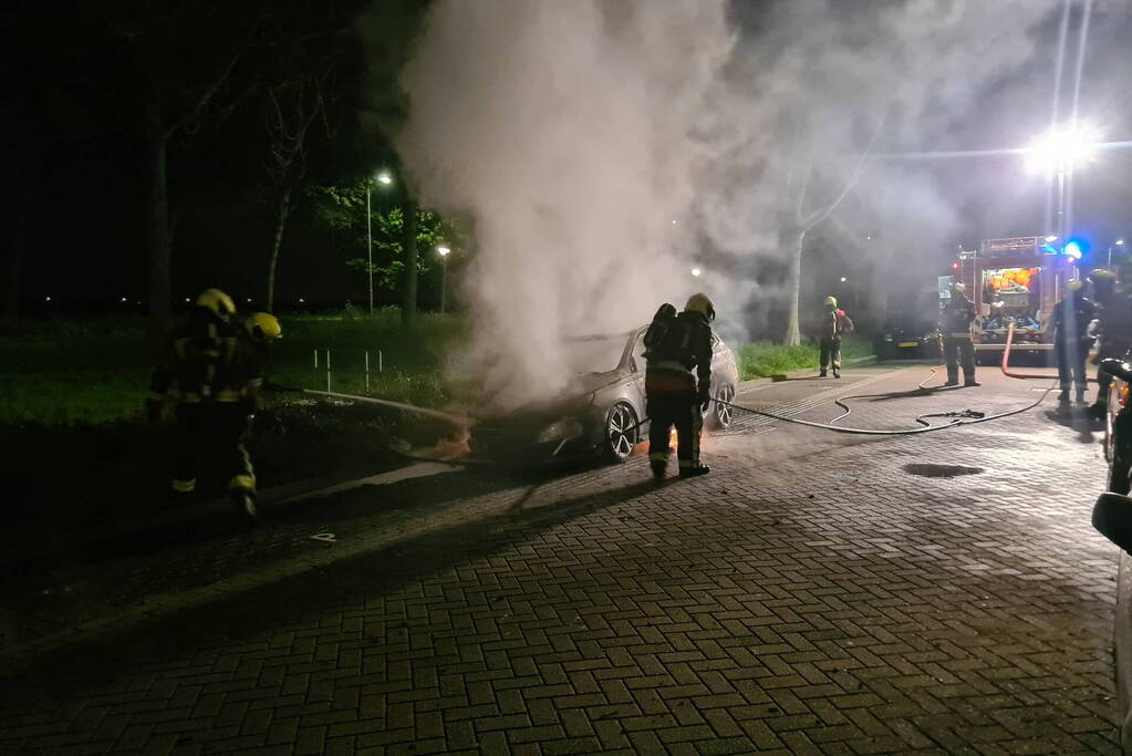 Geparkeerd auto verwoest vanwege brand
