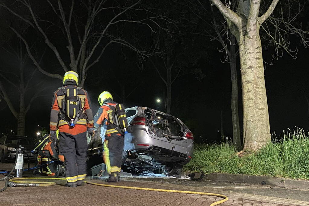 Geparkeerd auto verwoest vanwege brand