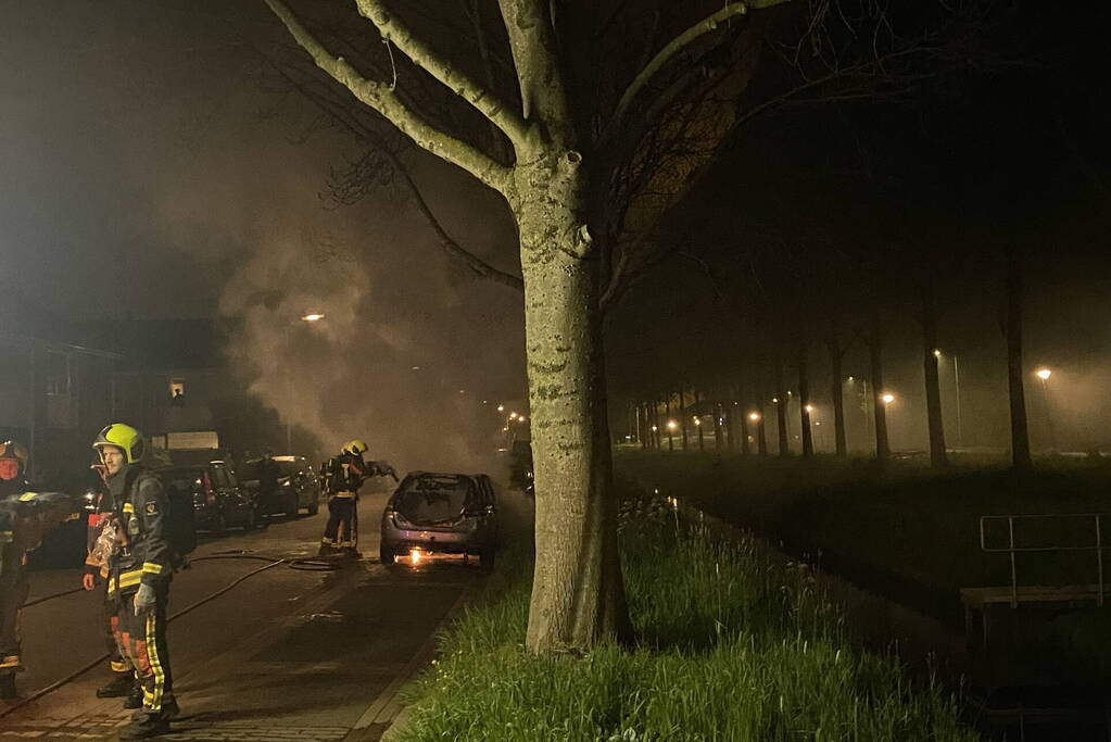Geparkeerd auto verwoest vanwege brand