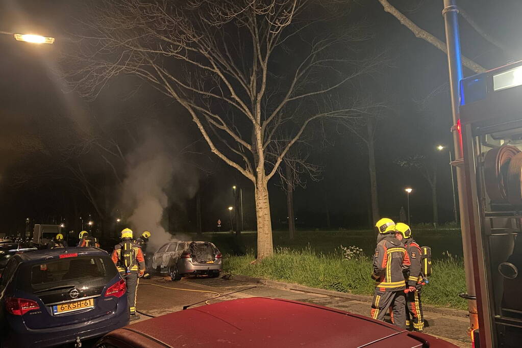 Geparkeerd auto verwoest vanwege brand
