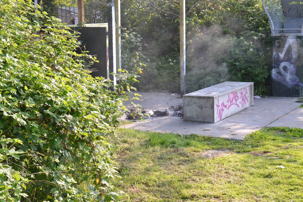 Straafafval geblust met emmers water