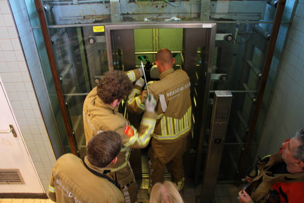 Vrouw met scootmobiel geruime tijd vast in stationslift