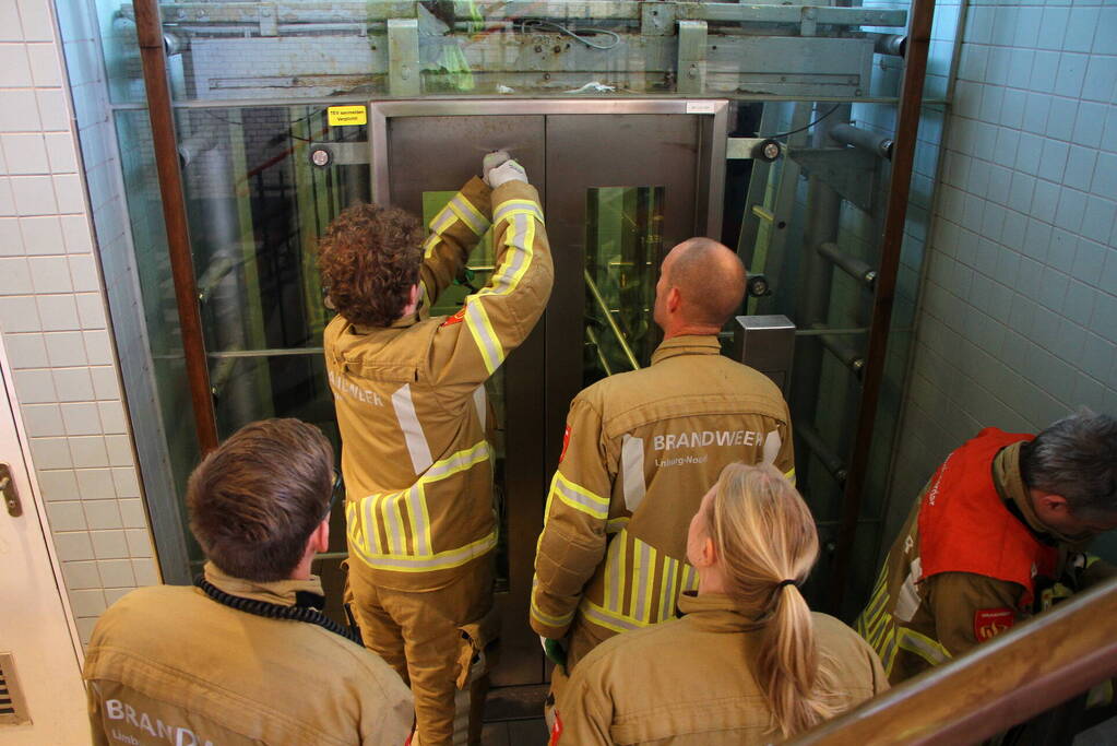 Vrouw met scootmobiel geruime tijd vast in stationslift