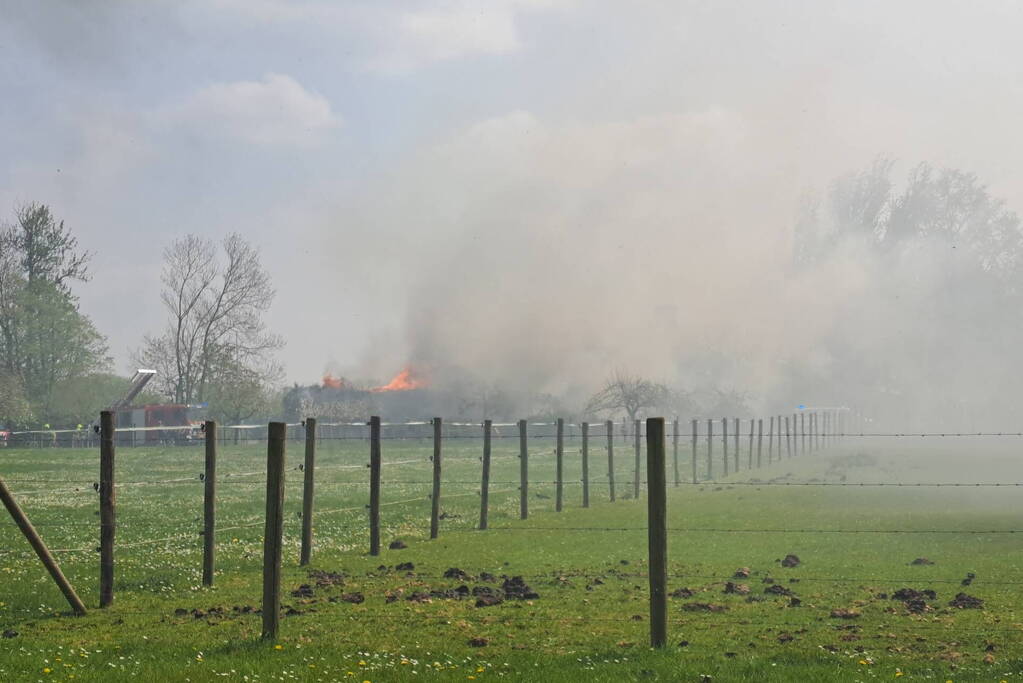 Enorme rookwolken bij brand in opslagloods